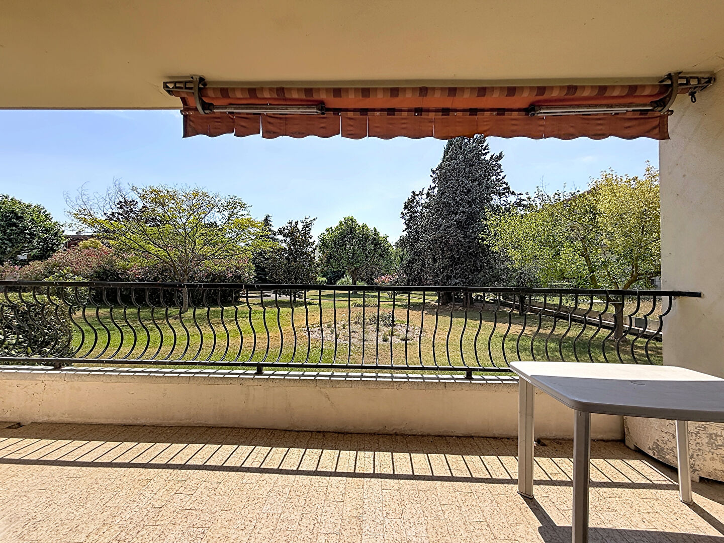 T4 lumineux avec terrasse à la torse — miniature 3